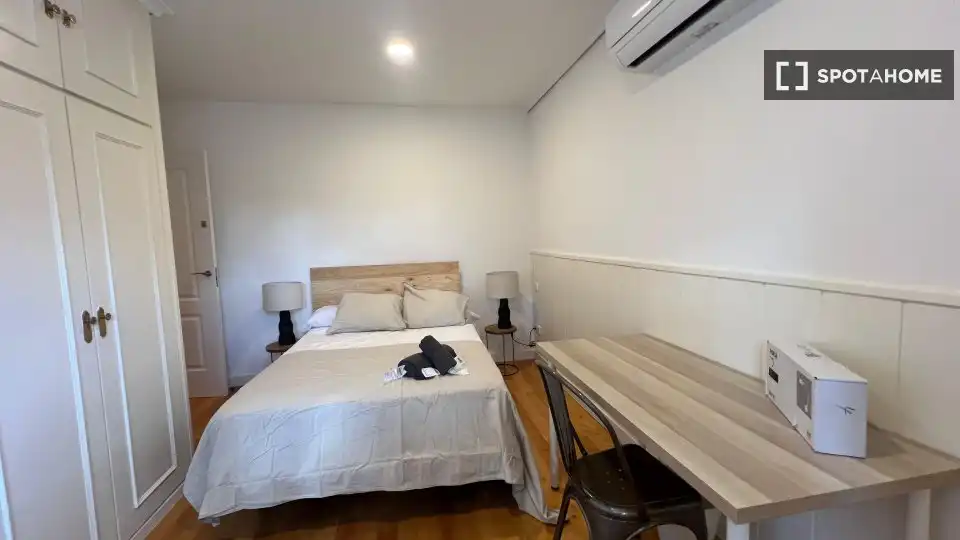 Schlafzimmer von Wohnung zur untervermieten in Madrid mit Klimaanlage, Terrasse und Möbliert