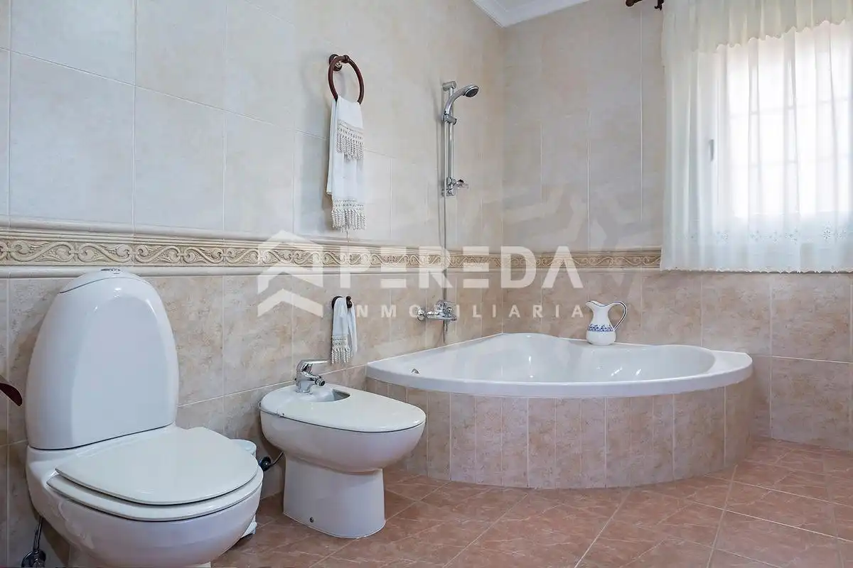 Baño de Casa adosada en venta en Roquetas de Mar con Aire acondicionado, Jardín privado y Terraza