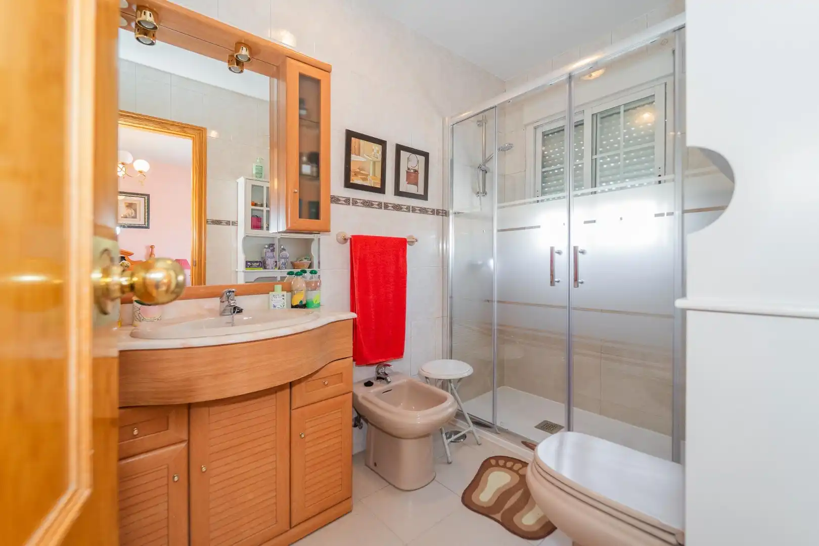 Badezimmer von Einfamilien-Reihenhaus zum Verkauf in Parla mit Klimaanlage, Heizung und Privatgarten