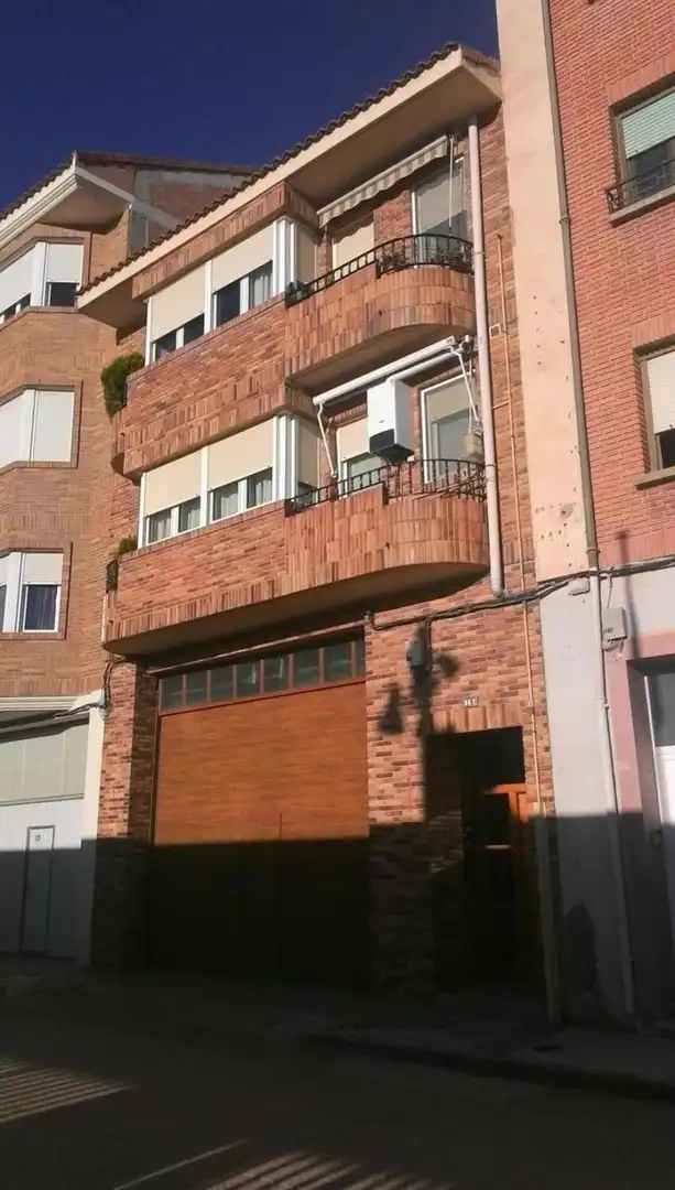 Vista exterior de Piso en venta en Entrena con Calefacción, Terraza y Trastero