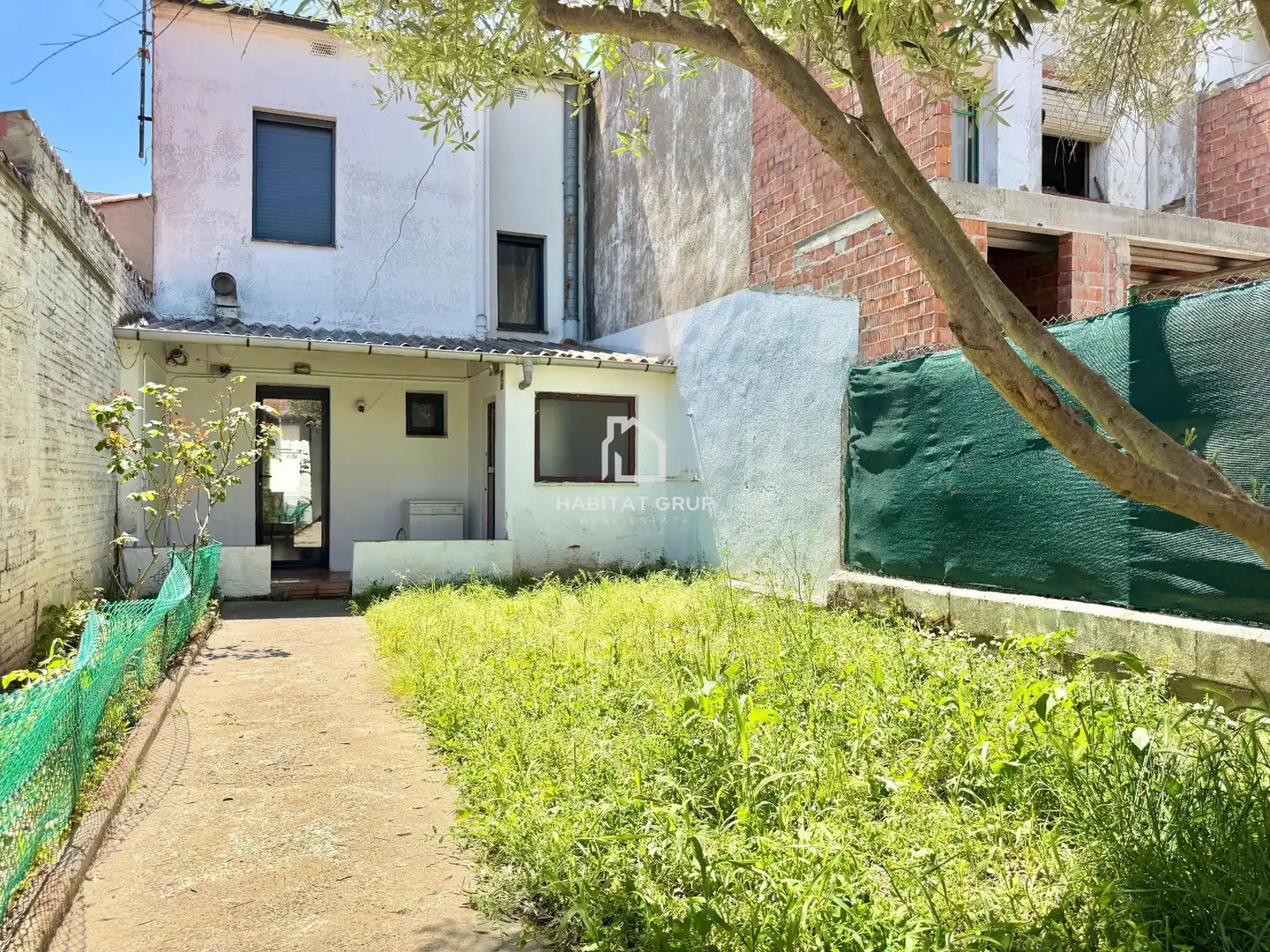 Vista exterior de Casa adosada en venta en Manlleu con Calefacción, Jardín privado y Terraza