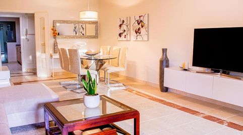 Elegante Residencia en Planta Baja con Jardín Privado en la Exclusiva Comunidad Benatalaya, Estepona, imatge 3
