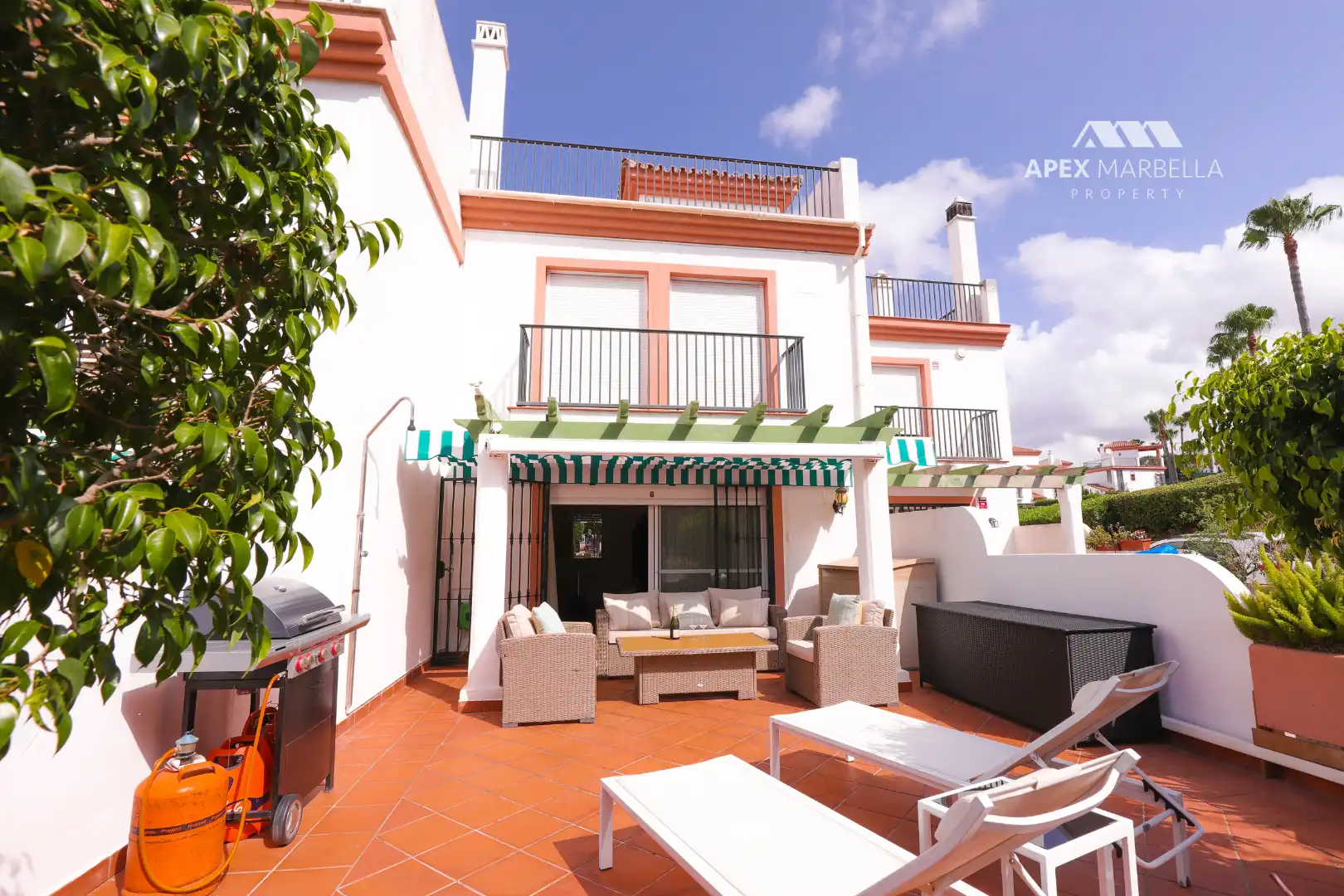 Terrasse von Einfamilien-Reihenhaus zum Verkauf in Marbella mit Klimaanlage, Privatgarten und Terrasse