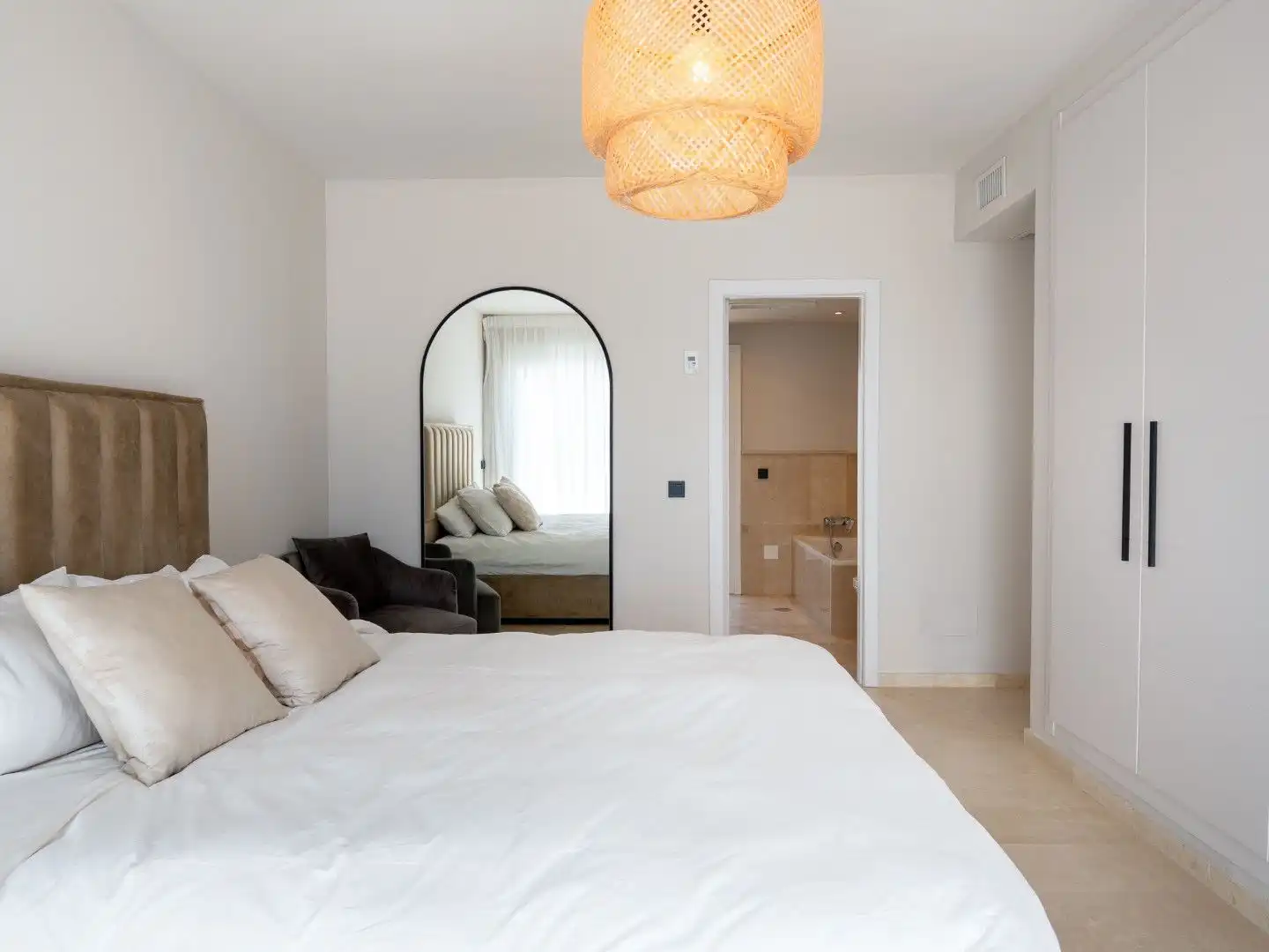 Dormitori de Casa o xalet en venda en Marbella amb Aire condicionat, Jardí privat i Terrassa