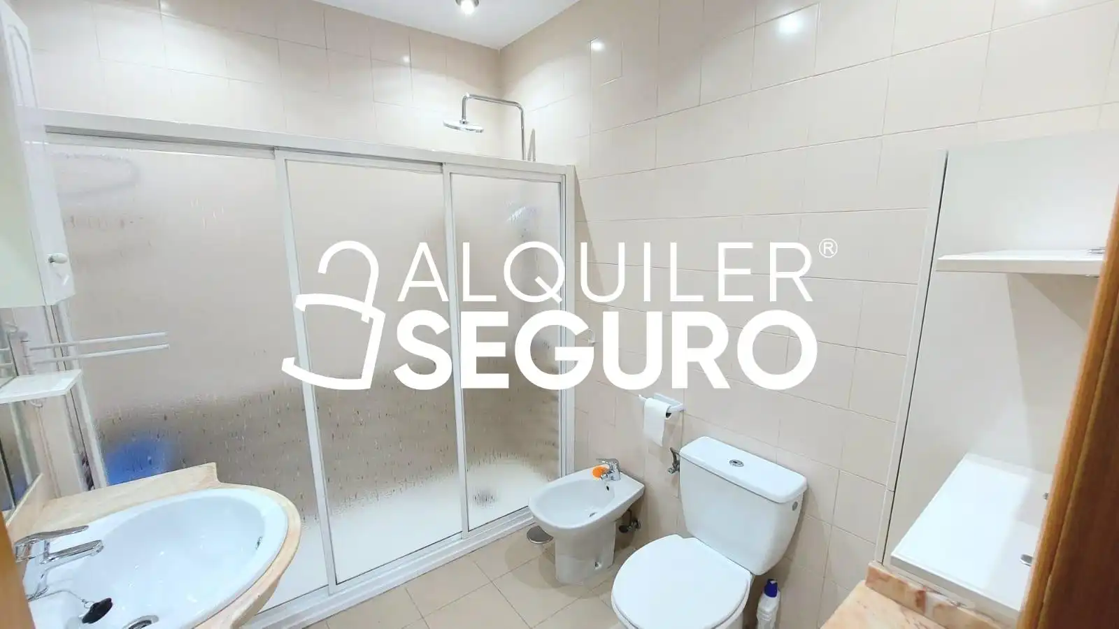 Bathroom of Flat for rent in Madrid  with Air Conditioner, Heating and Furnished