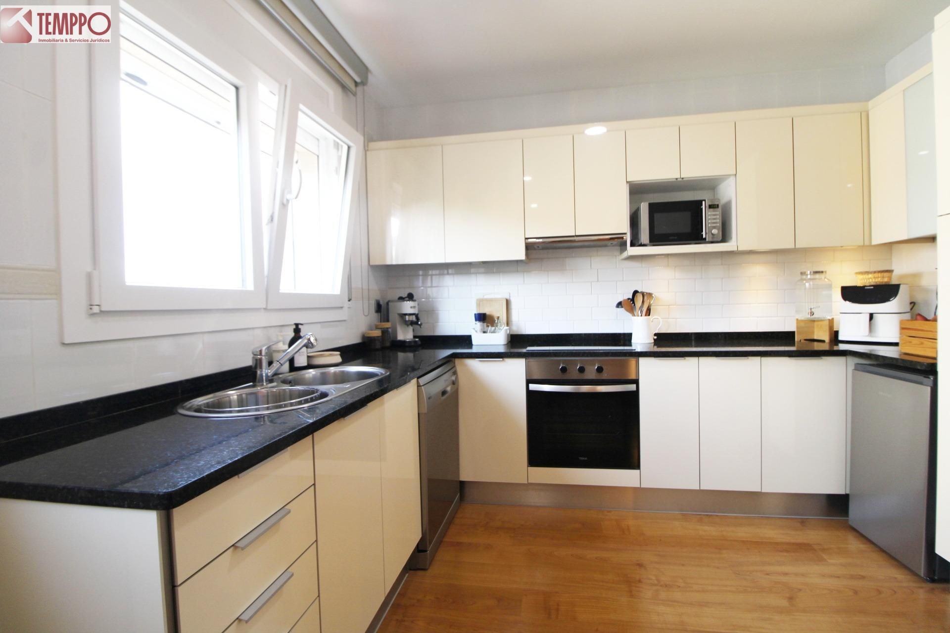 Cuina de Casa adosada en venda en El Vendrell amb Aire condicionat, Calefacció i Jardí privat