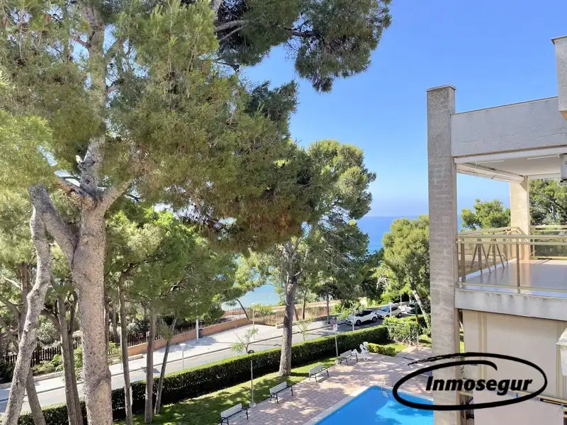 Vista exterior de Piso en venta en Salou con Terraza, Amueblado y Piscina comunitaria