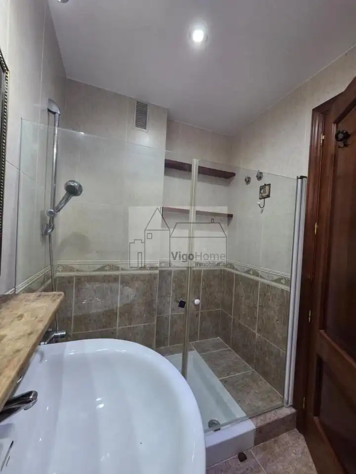 Bathroom of Attic for rent in Vigo   with Heating, Parquet flooring and Terrace