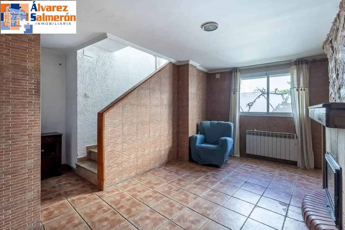 Casa adosada en venta en Huétor Vega con Terraza
