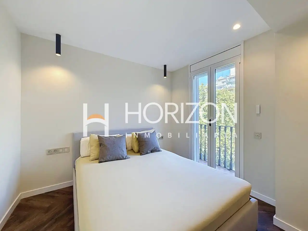 Bedroom of Flat for sale in Barcelona  with Air Conditioner, Heating and Parquet flooring
