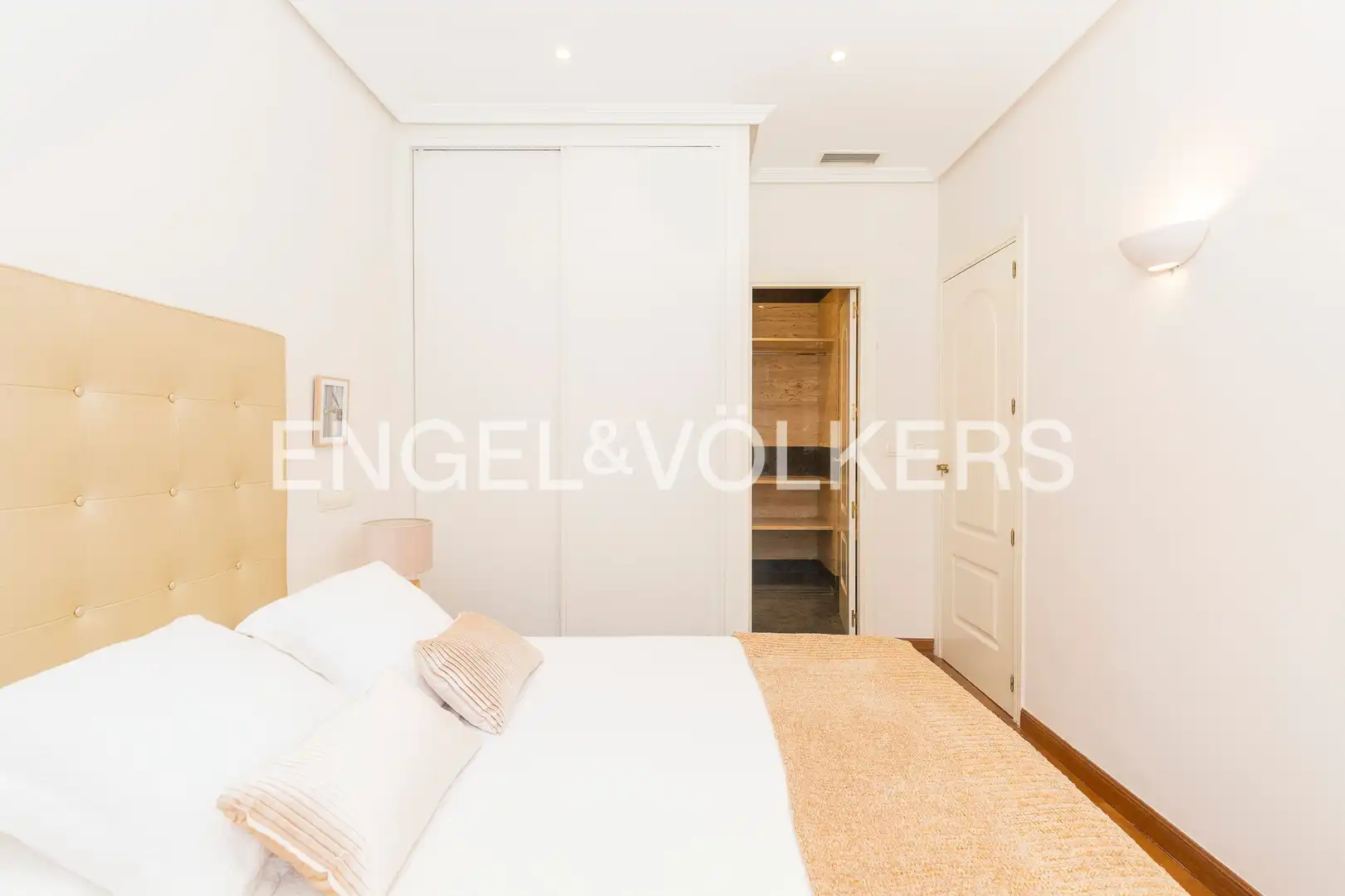 Bedroom of Flat for rent in Madrid  with Air Conditioner, Heating and Parquet flooring