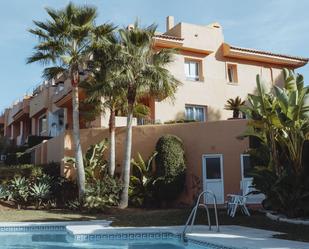 Vista exterior de Casa adosada en venda en Marbella amb Aire condicionat, Terrassa i Traster