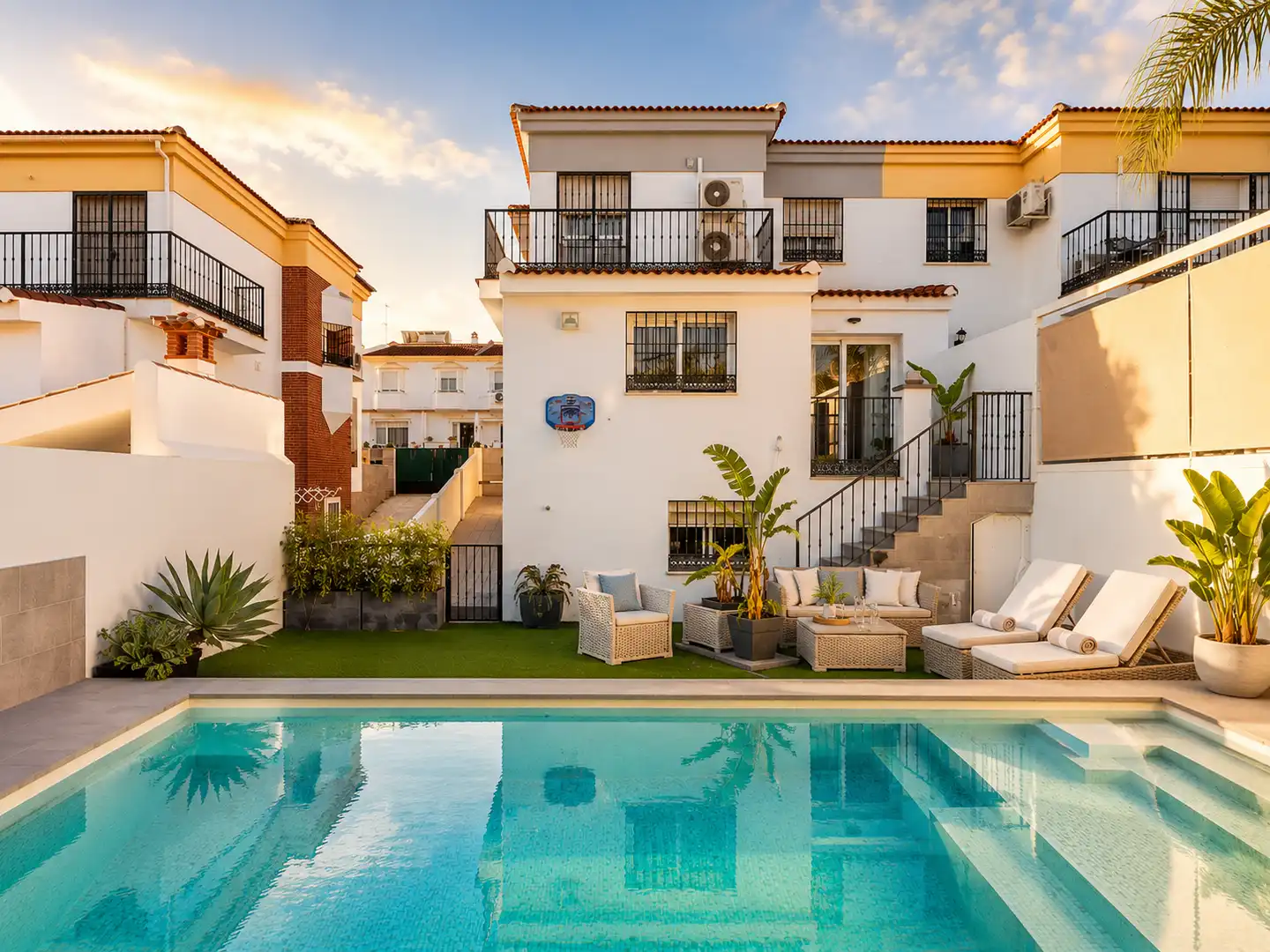 Vista exterior de Casa o chalet en venta en Alhaurín de la Torre con Aire acondicionado, Calefacción y Jardín privado