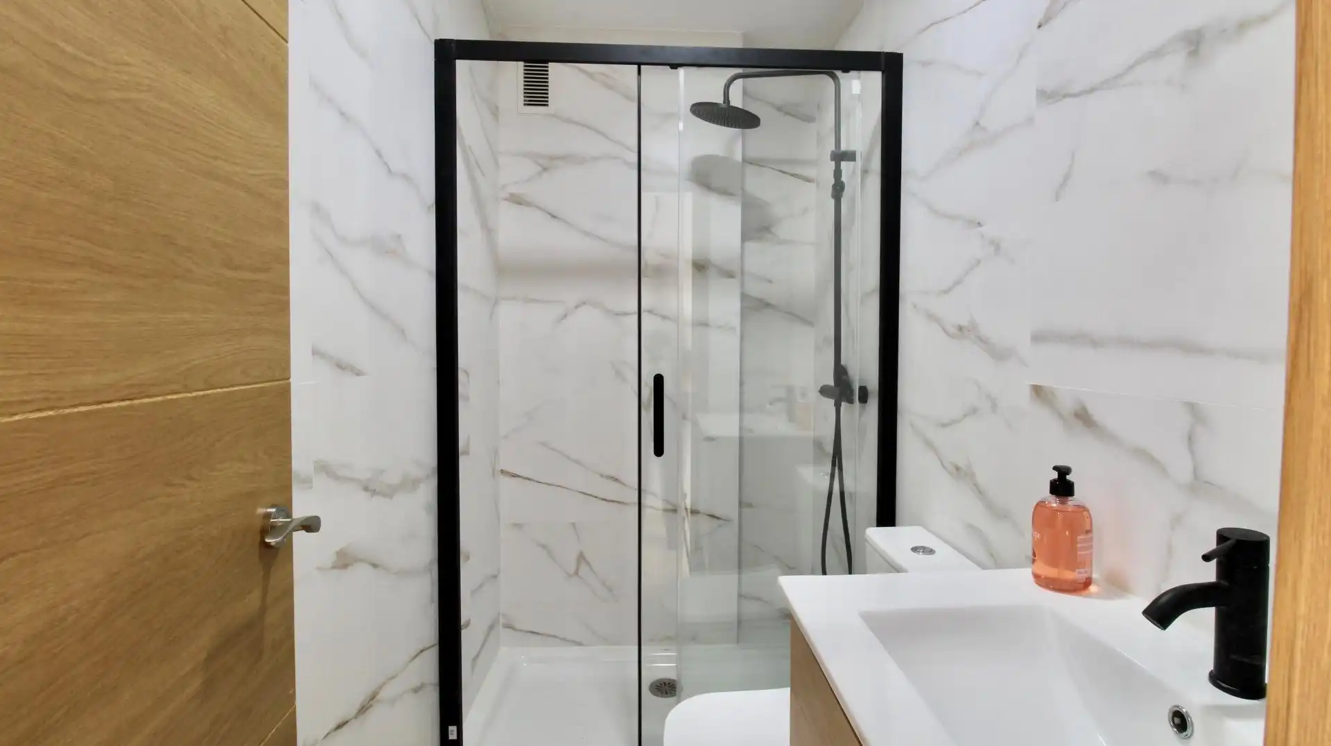 Baño de Piso en venta en Roquetas de Mar con Jardín privado, Terraza y Piscina comunitaria
