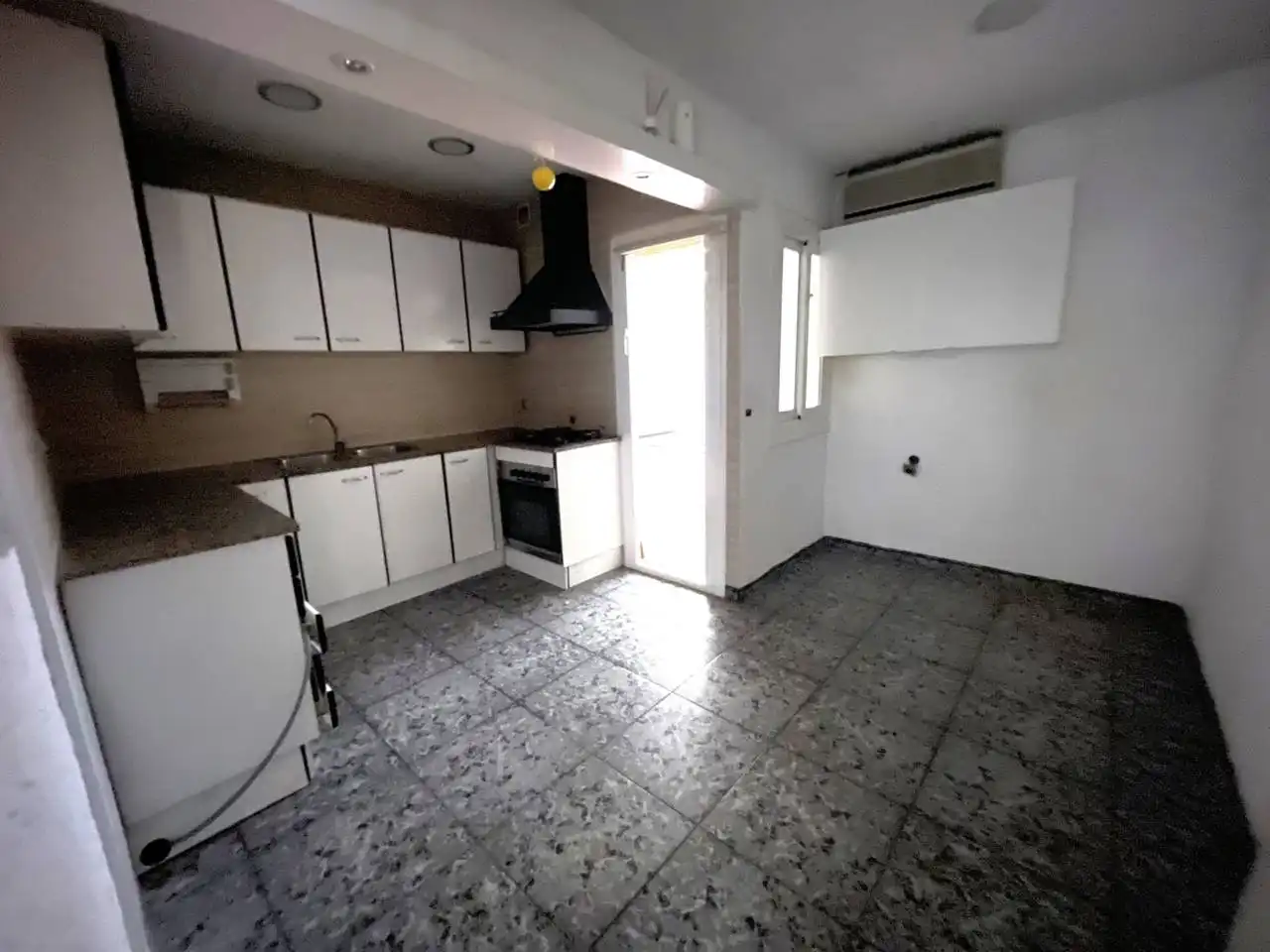 Cuina de Pis en venda en Sant Boi de Llobregat amb Calefacció i Parquet