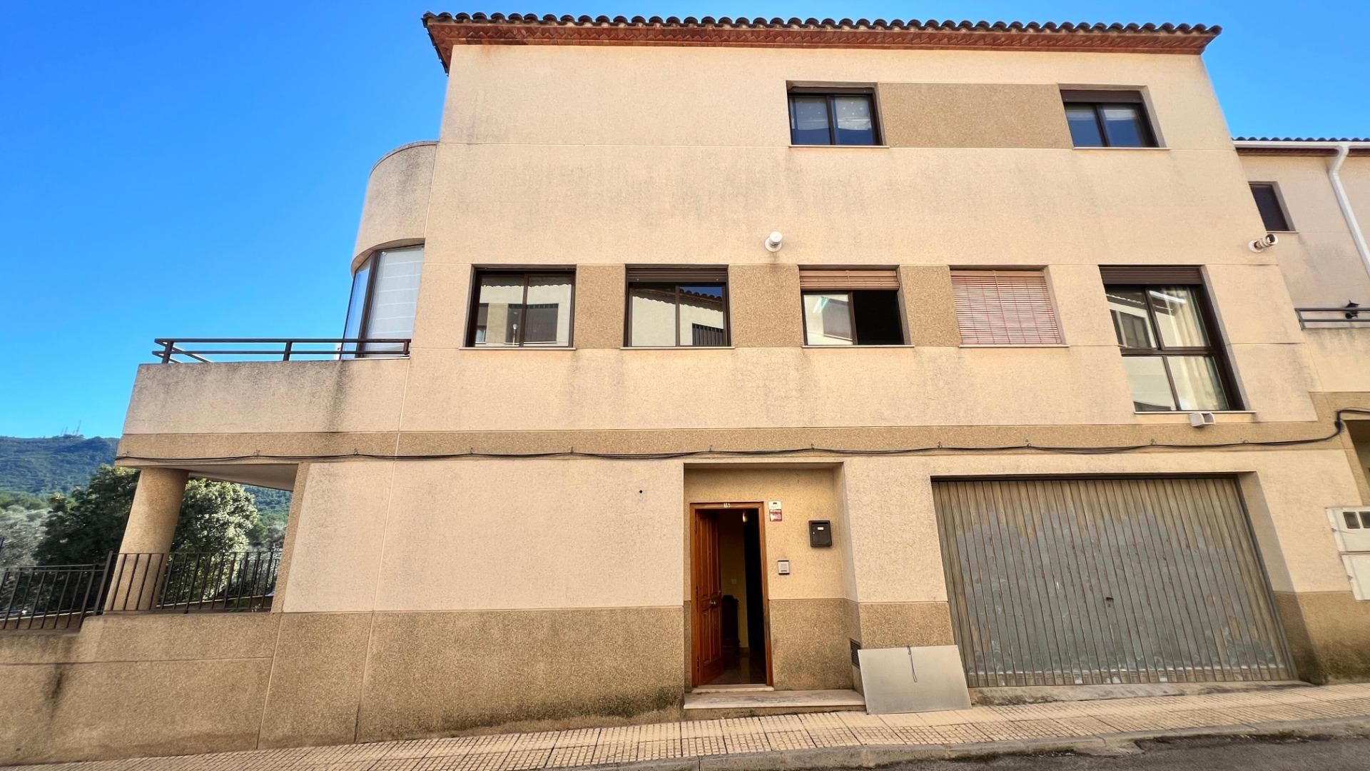 Vista exterior de Casa adosada en venda en La Pobla de Tornesa amb Jardí privat, Terrassa i Traster