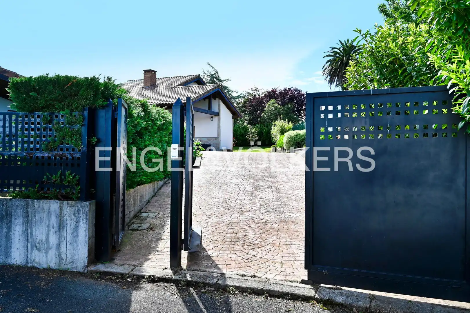 Vista exterior de Casa o chalet en venta en Suances con Calefacción, Jardín privado y Terraza