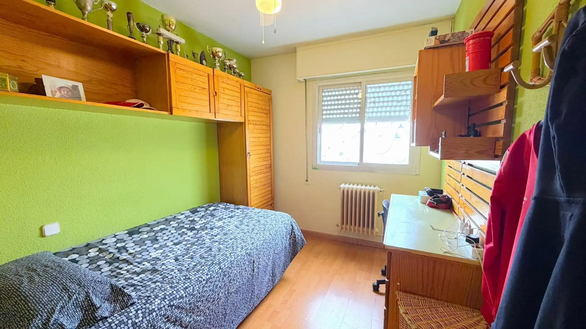 Dormitori de Casa adosada en venda en San Sebastián de los Reyes amb Calefacció, Jardí privat i Terrassa