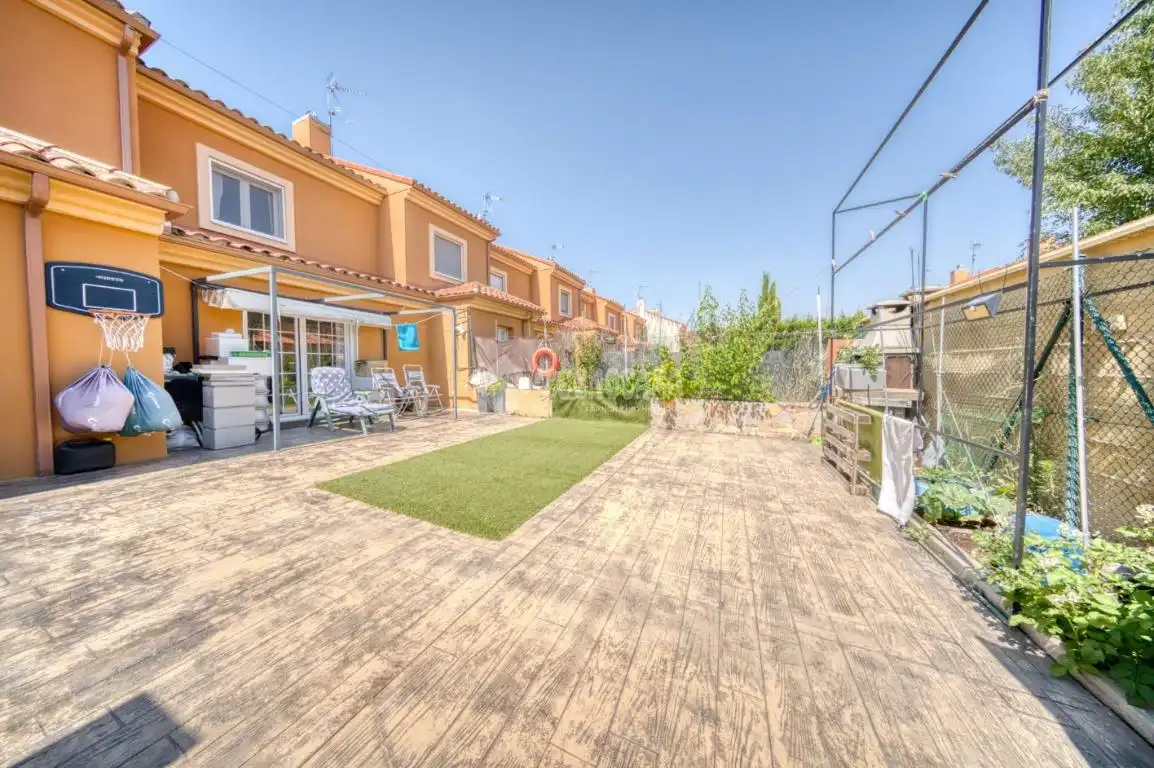 Jardín de Casa adosada en venta en Aldeamayor de San Martín con Calefacción y Jardín privado