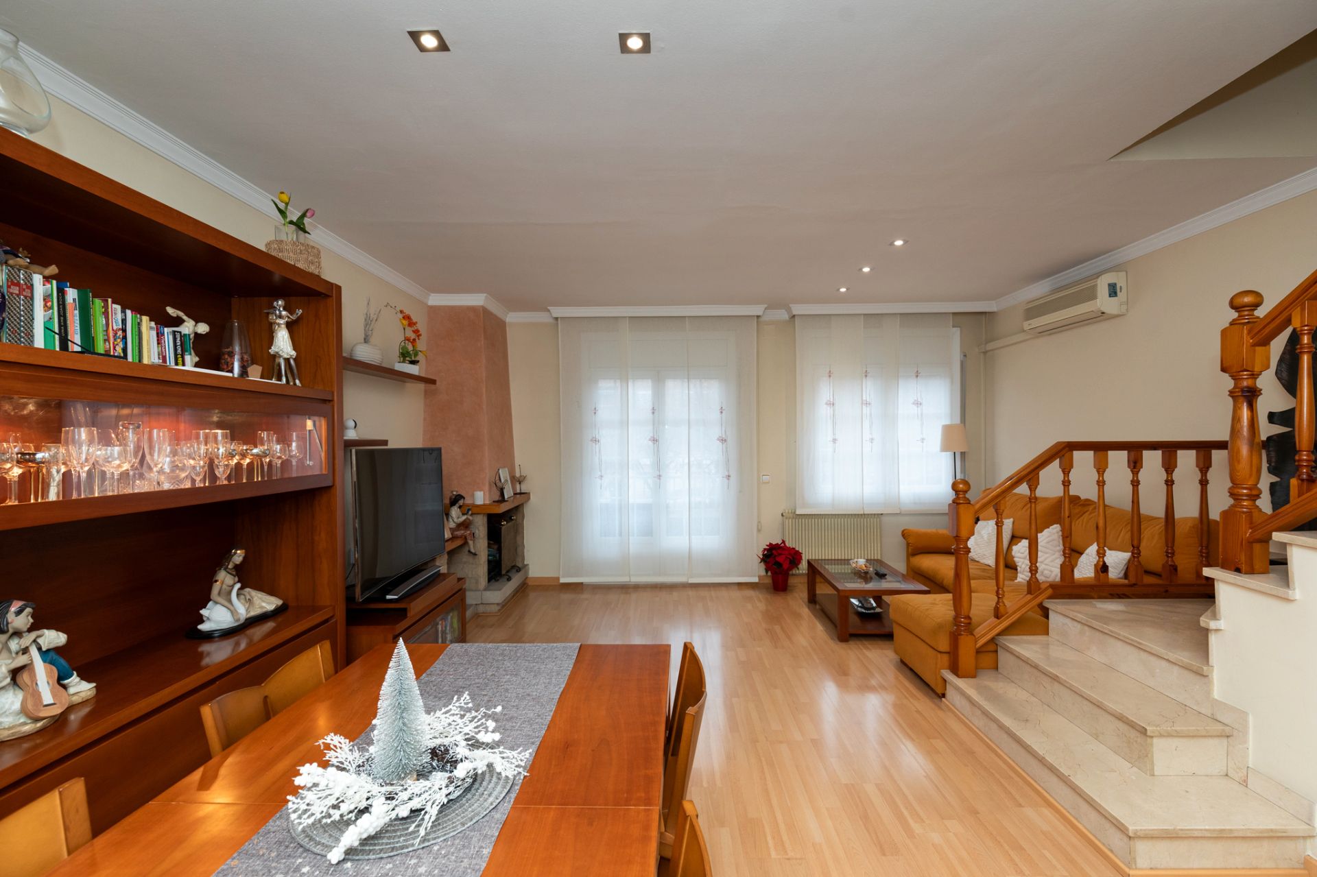 Sala d'estar de Casa adosada en venda en Les Franqueses del Vallès amb Aire condicionat, Calefacció i Parquet