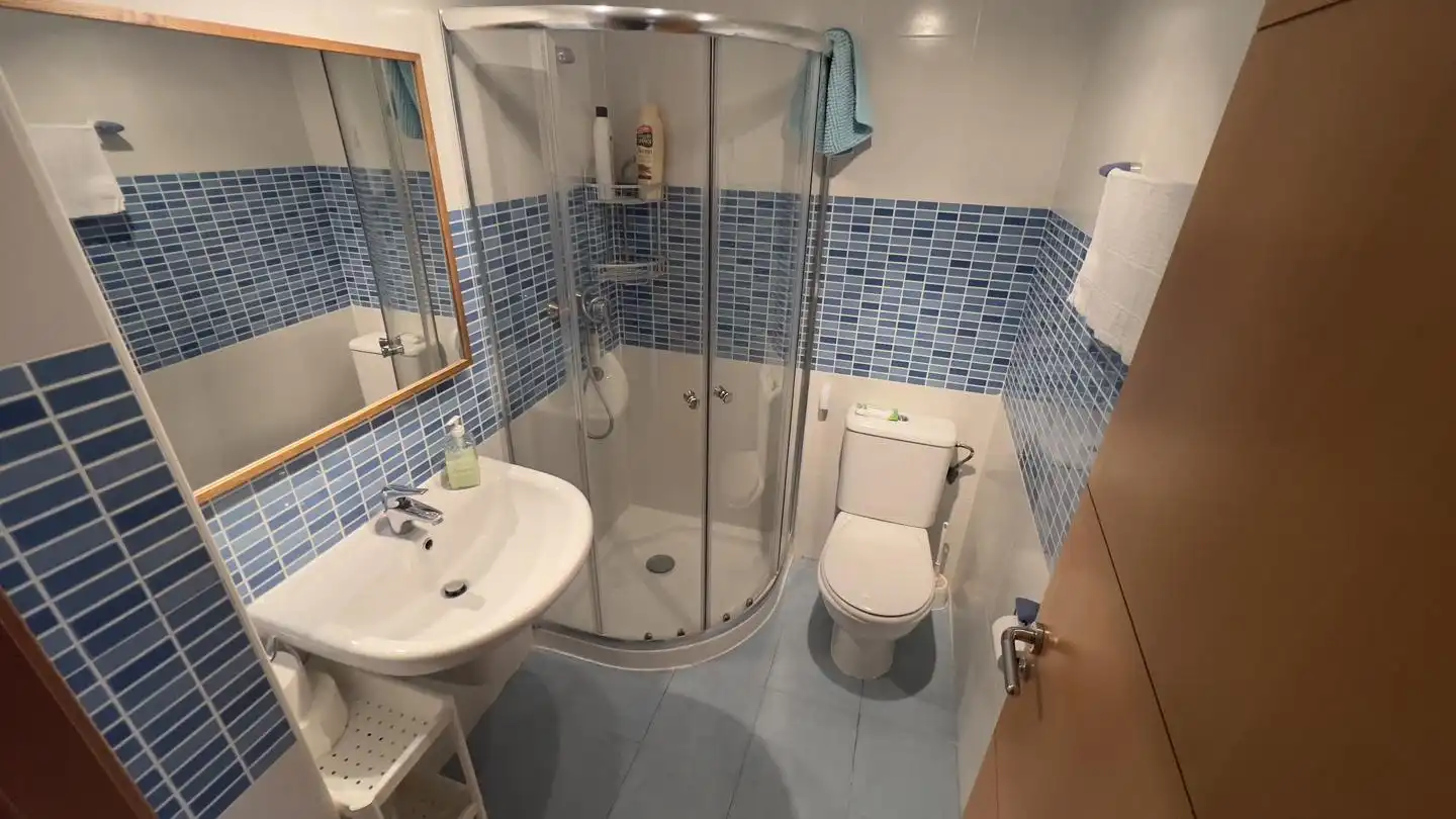 Badezimmer von Erdgeschoss zum Verkauf in Torreblanca mit Klimaanlage, Privatgarten und Terrasse