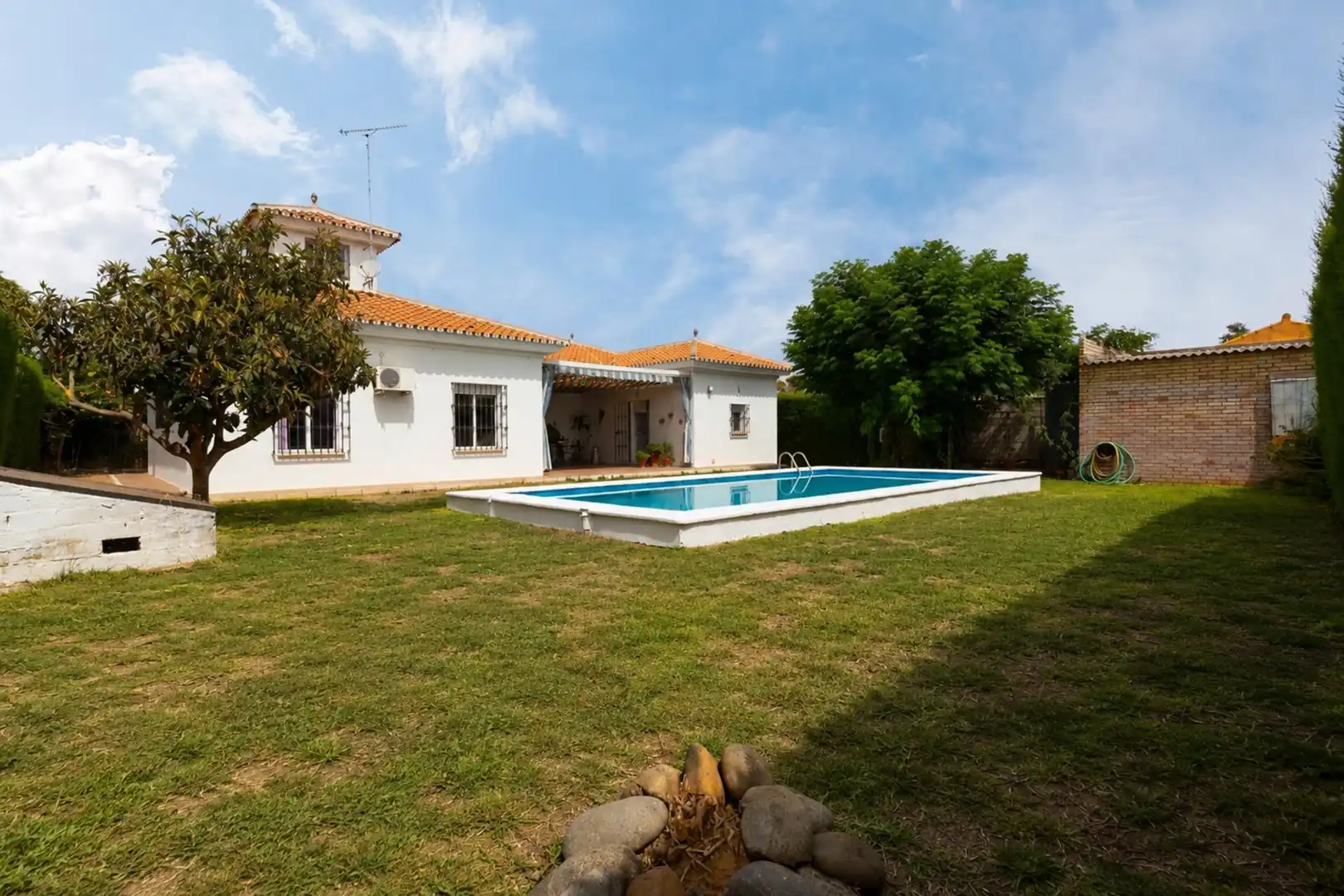 Jardí de Casa o xalet en venda en Sanlúcar la Mayor amb Jardí privat, Traster i Piscina