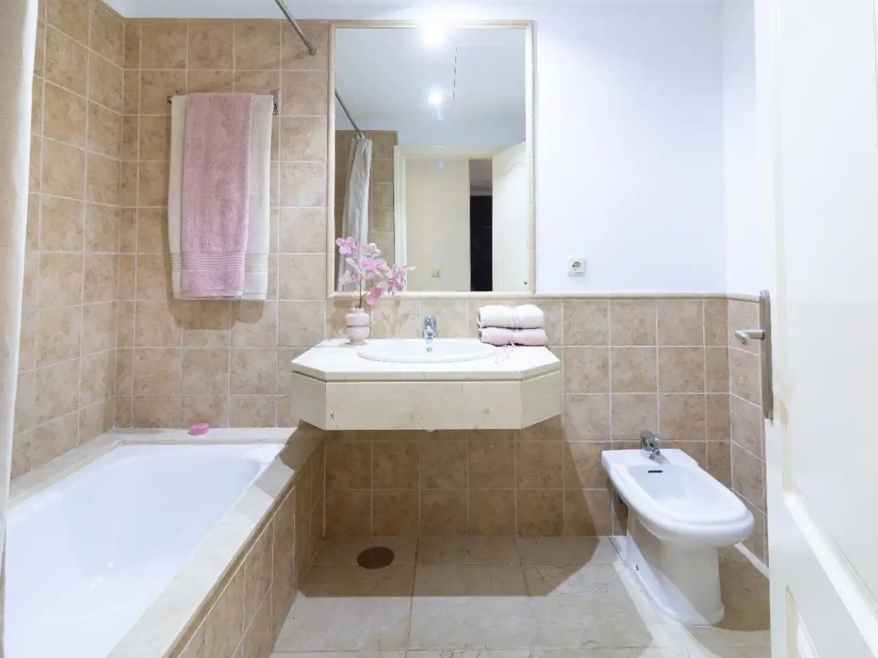 Bathroom of Flat for sale in Estepona  with Air Conditioner, Private garden and Terrace