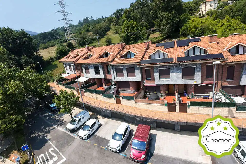 Außenansicht von Einfamilien-Reihenhaus zum Verkauf in Barakaldo  mit Heizung, Privatgarten und Terrasse