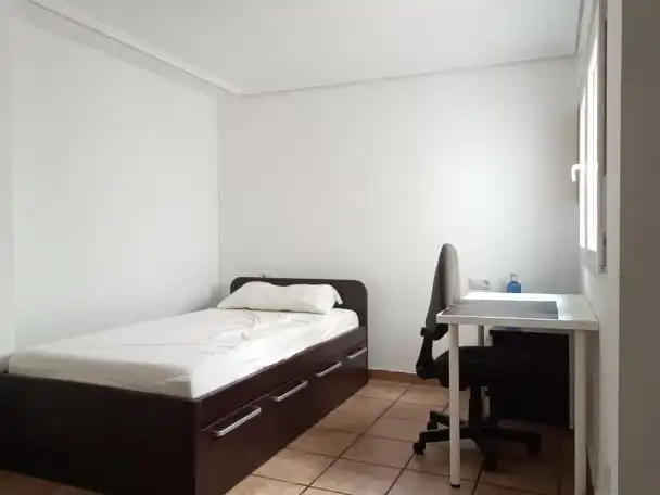 Habitación de Piso para compartir en Zona Cantereria