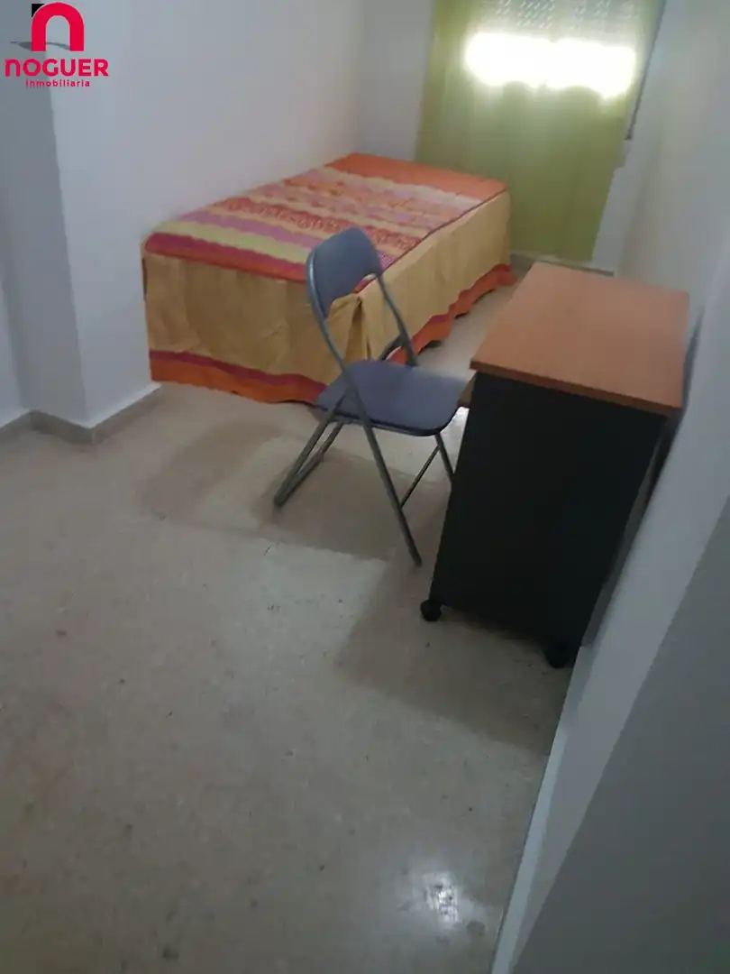 Dormitori de Pis de lloguer en Córdoba amb Aire condicionat, Terrassa i Moblat