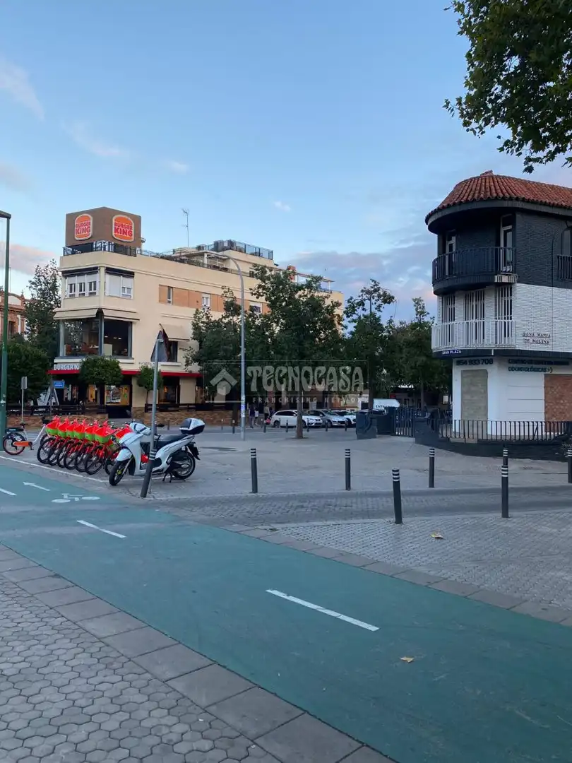 Vista exterior de Garatge en venda en Sevilla
