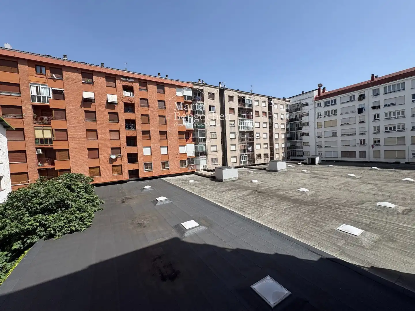 Vista exterior de Pis en venda en Vitoria - Gasteiz amb Calefacció, Terrassa i Traster
