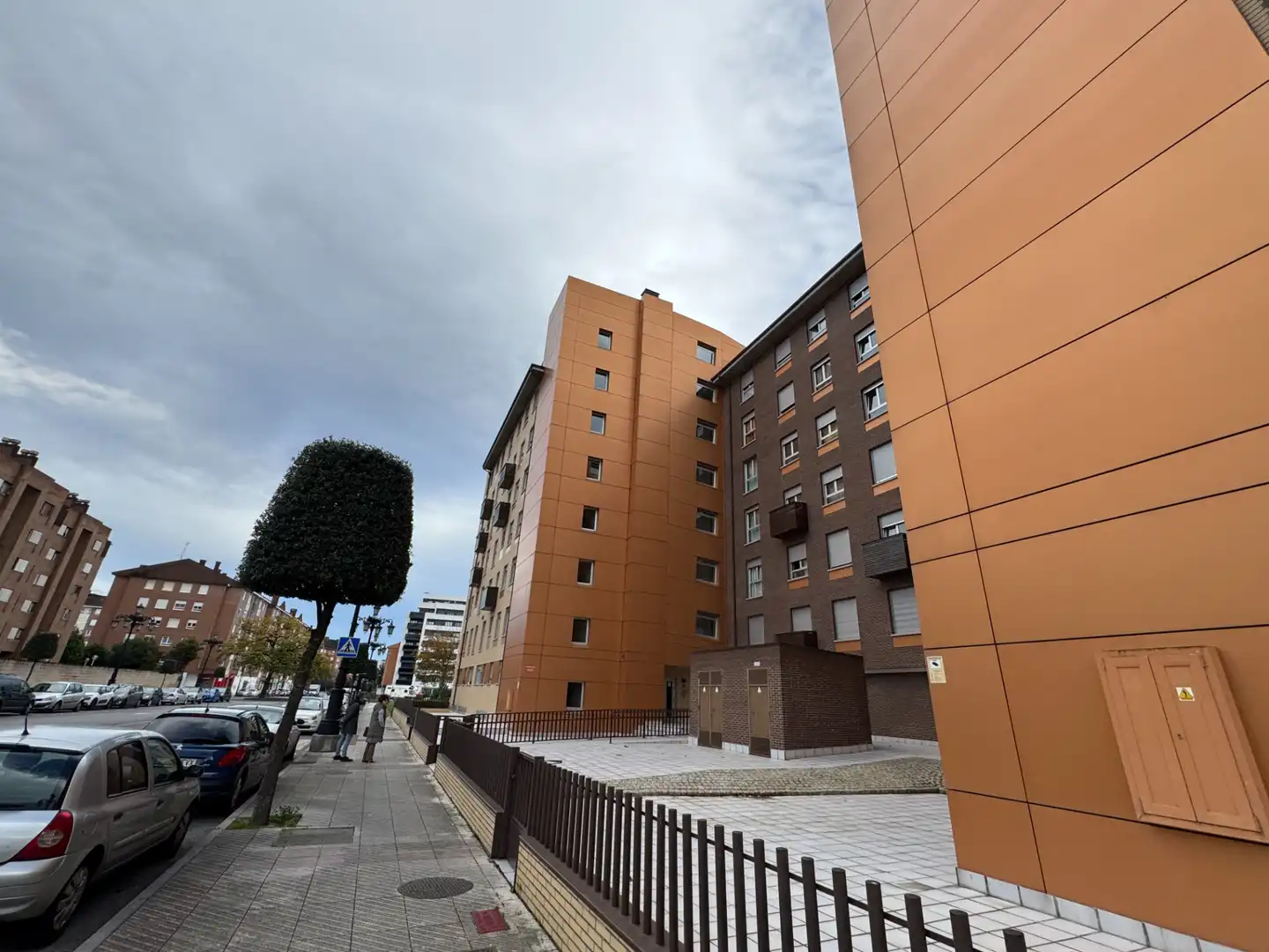 Vista exterior de Pis en venda en Oviedo  amb Calefacció, Parquet i Traster
