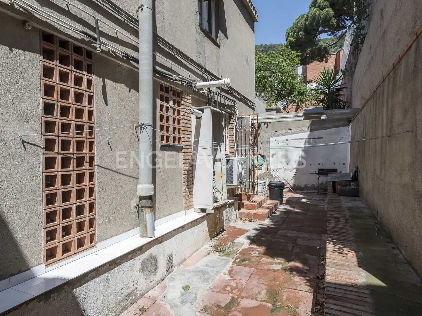 Vista exterior de Casa o xalet en venda en Barcelona amb Calefacció, Terrassa i Piscina