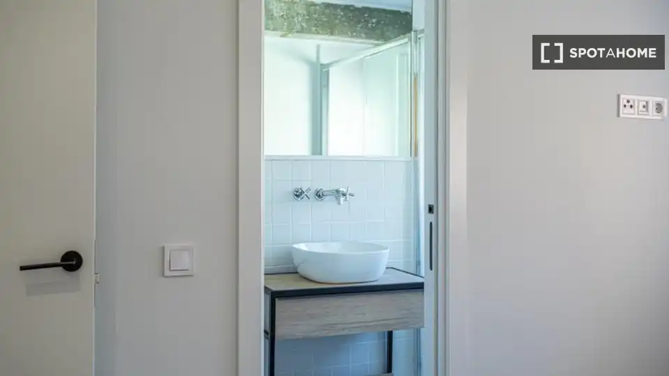 Bathroom of Flat for rent in Madrid  with Air Conditioner, Heating and Furnished