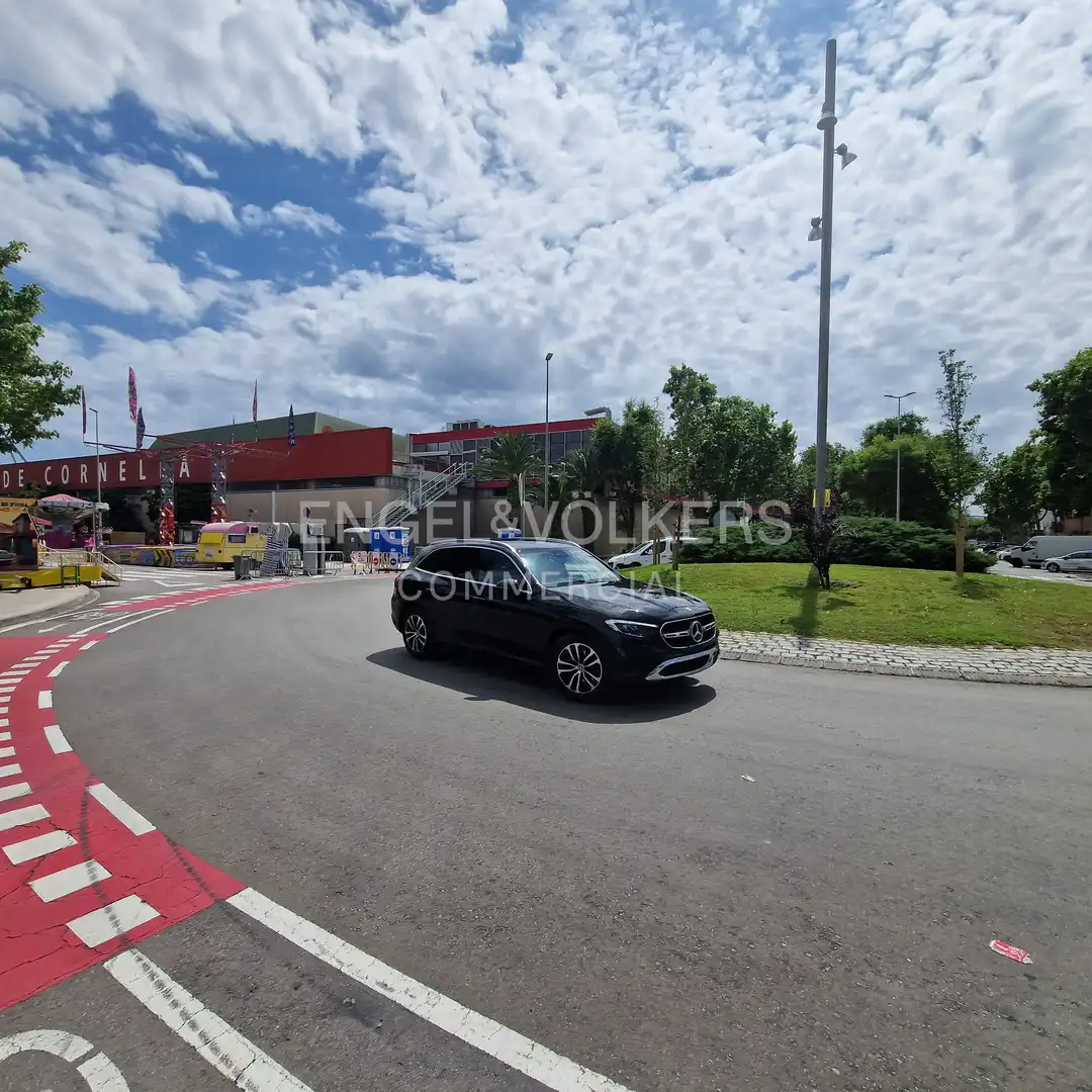Parkplatz von Fabrikhallen zur Miete in Cornellà de Llobregat