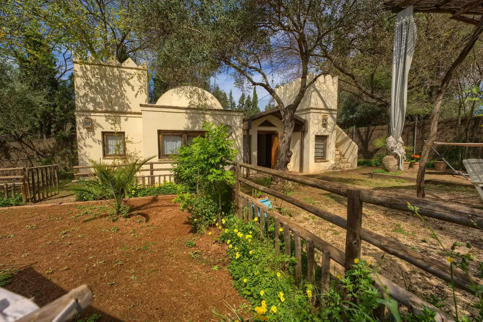 Vista exterior de Casa o xalet en venda en Sanlúcar la Mayor amb Aire condicionat, Jardí privat i Terrassa