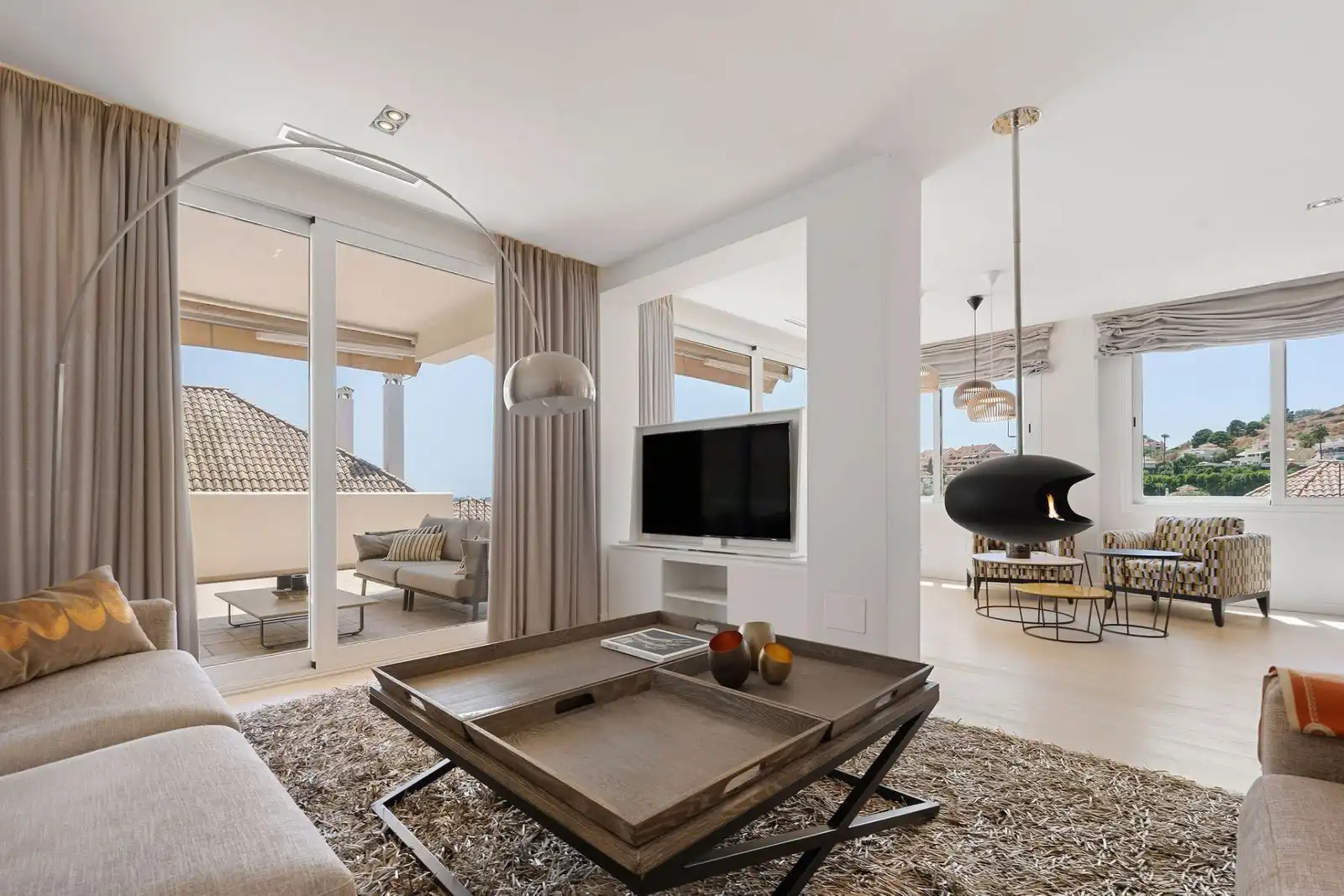 Sala d'estar de Dúplex en venda en Marbella amb Aire condicionat, Terrassa i Traster