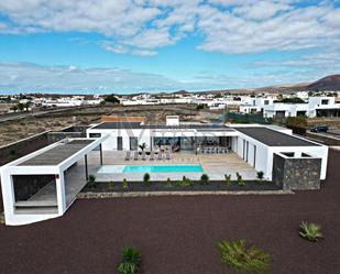 Vista exterior de Casa o xalet en venda en La Oliva amb Aire condicionat, Terrassa i Piscina