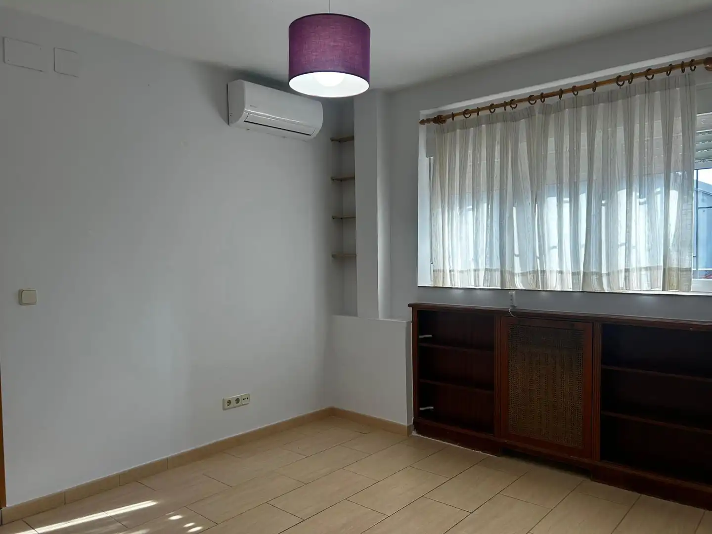 Dormitori de Apartament de lloguer en Madrid amb Aire condicionat i Calefacció