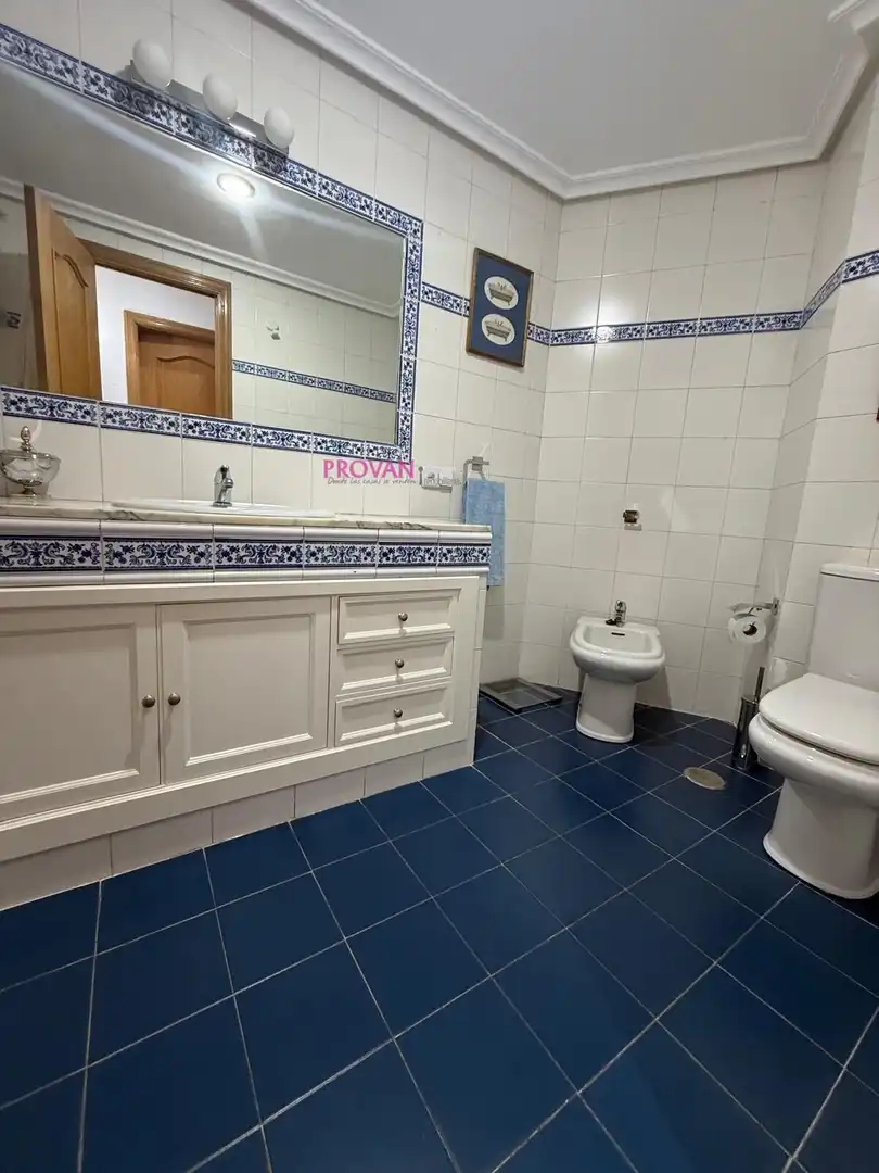 Badezimmer von Wohnung zum Verkauf in Madrid mit Klimaanlage, Terrasse und Möbliert