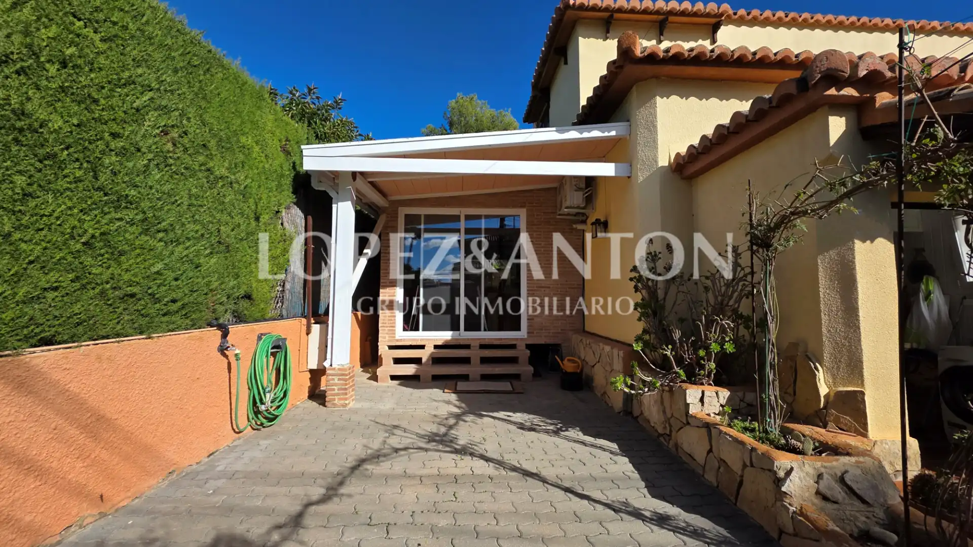 Außenansicht von Haus oder Chalet zum Verkauf in L'Eliana mit Klimaanlage, Heizung und Privatgarten