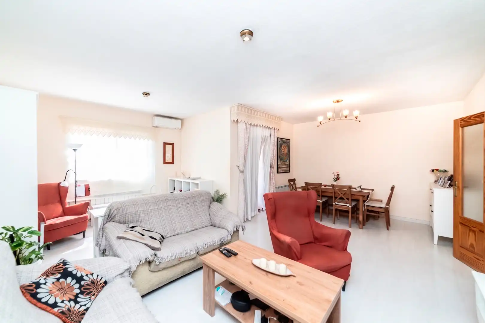 Sala d'estar de Casa adosada en venda en Valmojado amb Aire condicionat, Calefacció i Jardí privat
