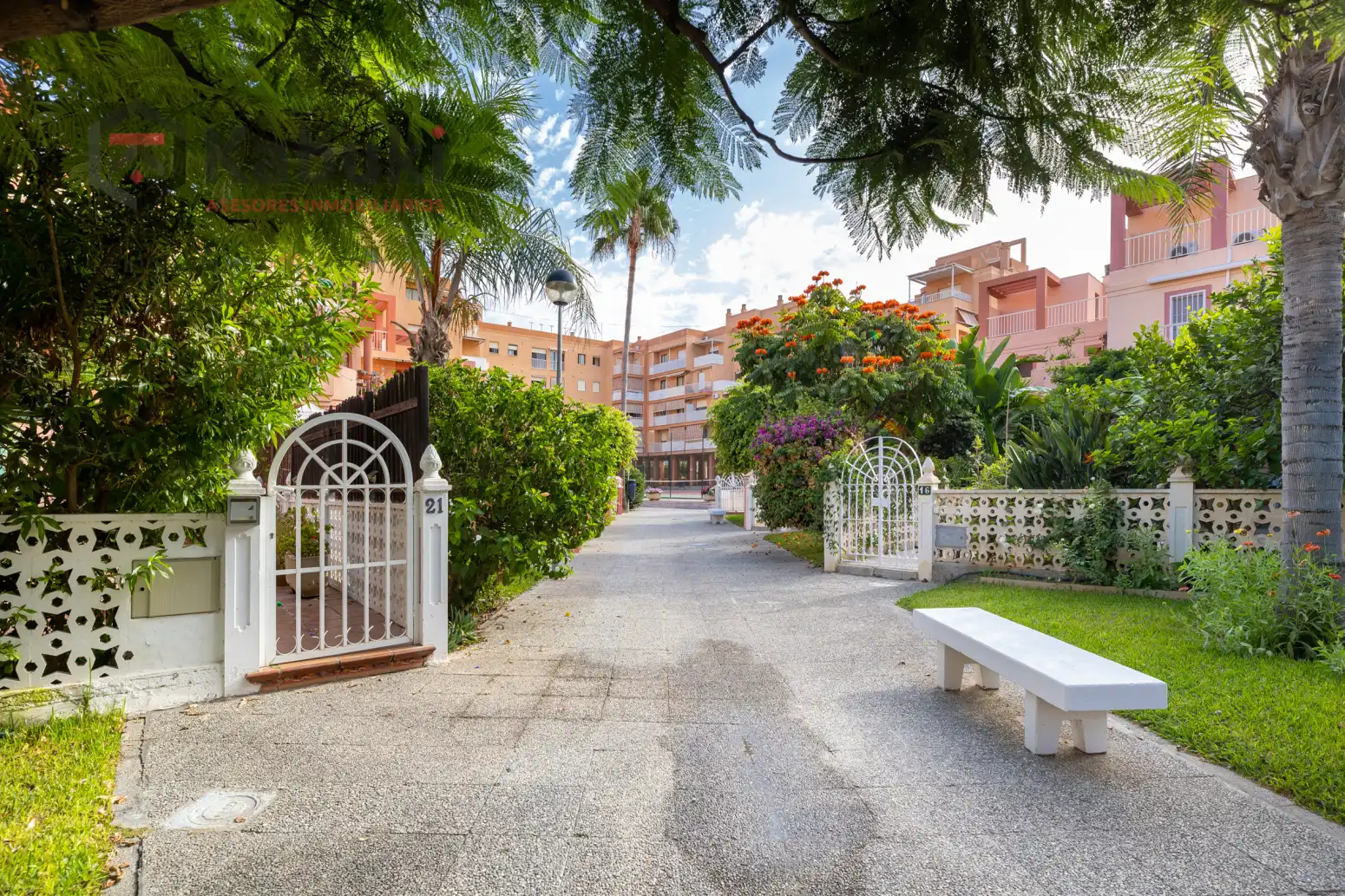 Außenansicht von Wohnung zur Miete in Salobreña mit Privatgarten, Terrasse und Schwimmbad