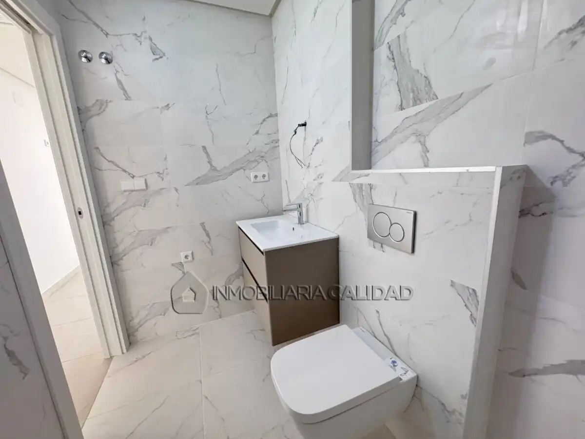 Baño de Piso en venta en Santa Pola con Calefacción, Trastero y Piscina