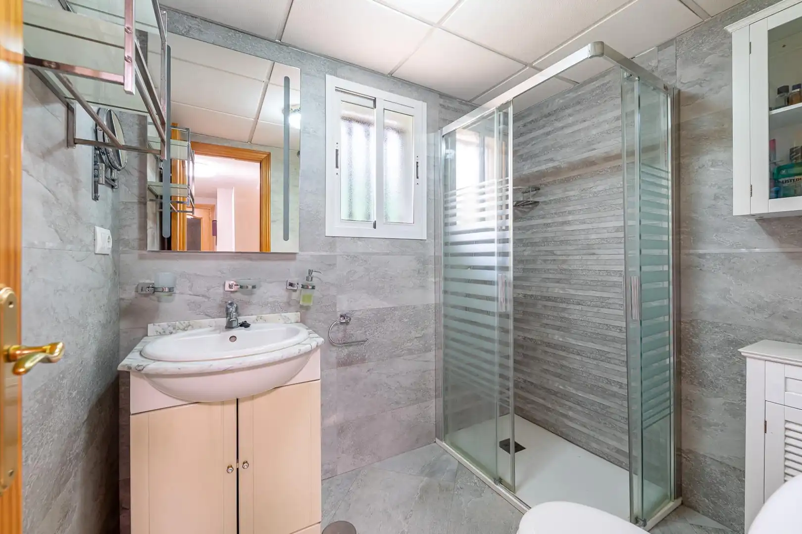 Bathroom of Flat for rent in Torrequebrada