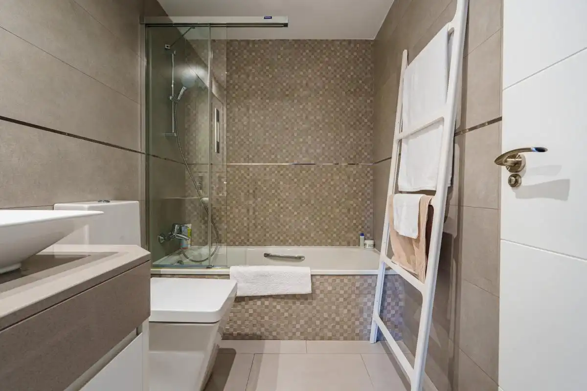 Baño de Piso en venta en Pozuelo de Alarcón con Aire acondicionado, Calefacción y Jardín privado