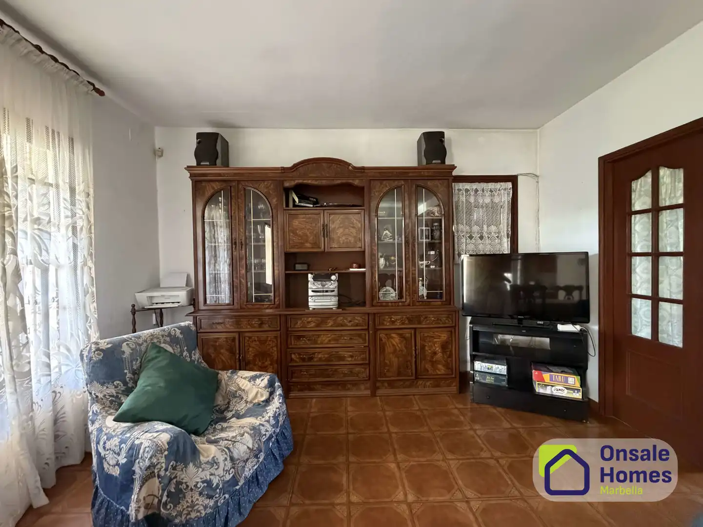 Sala d'estar de Casa o xalet en venda en Estepona amb Jardí privat, Terrassa i Traster