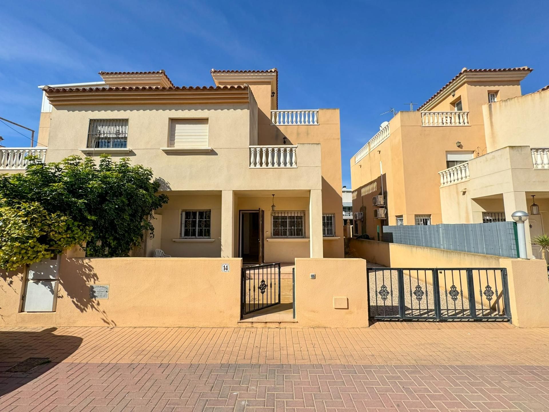 Vista exterior de Casa adosada en venda en Torrevieja amb Jardí privat i Piscina comunitària