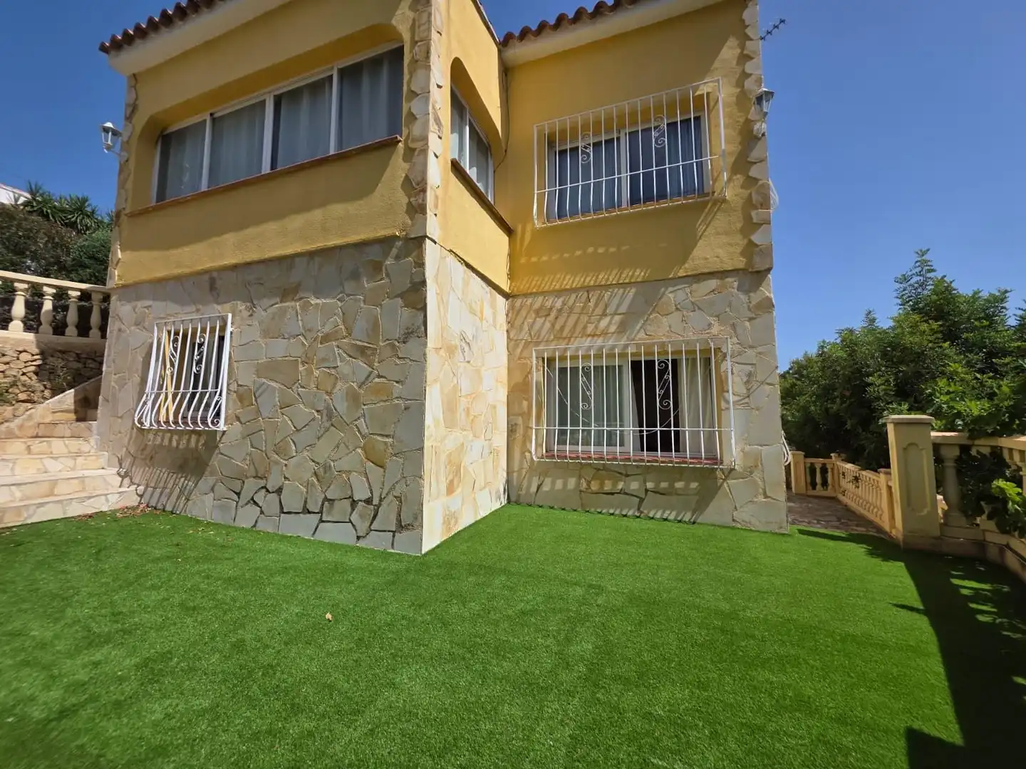 Vista exterior de Casa o xalet en venda en La Nucia amb Aire condicionat, Calefacció i Terrassa